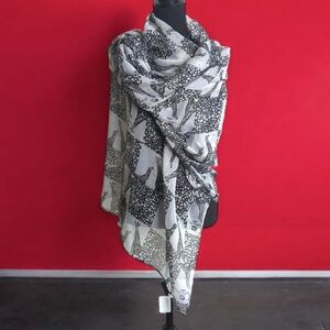 Into Africa 100% Viscose Stylish Black White Giraffe Print Scarf Wrap NWT